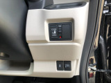 【片側電動スライドドア】リモコンや運転席のスイッチ操作のほか、ドアハンドルを少し引くだけでリアドアが自動開閉します♪