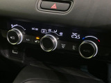 【オートエアコン】一度お好みの温度に設定すれば、車内の温度を検知し風量や温度を自動で調整。暑い&hellip;寒い&hellip;と何度もスイッチ操作をする必要はありません。快適な車内空間には必須の機能ですね♪