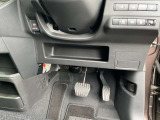 駐車ブレーキは指で操作する電動式です