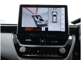 サイドクリアランスビュー表示中に、旋回時の運転操作に合わせて自動で車両を斜め後方から見たような映像を表示。