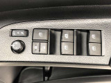 パワーウィンドのスイッチです。運転席に座りながら、助手席や後席の窓を開け閉めできるので大変便利ですよ。