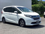 狭い駐車場でも、スライドドアならチャイルドシートへのお子さまの乗降や荷物の積載もスムーズ。とても便利な【両側電動スライドドア】ドアハンドを少し引くだけでリアドアが自動開閉します。