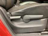シートハイトアジャスターが付いているので運転姿勢を調整するのに便利ですね。身長に合ったシートポジションは安全運転や疲労軽減にもつながります。