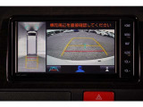 【バックモニター】 後退時に車両の後ろ側を表示します。車庫入れなどでバックする際に安心です。