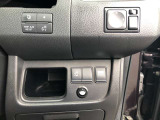 電動格納ドアミラーやオートスライドドアの操作は運転席右側スイッチ群で操作