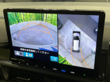 【マルチビューカメラシステム】専用のカメラにより、上から見下ろしたような視点で360度クルマの周囲を確認することができます☆死角部分も確認しやすく、狭い場所での切り返しや駐車もスムーズに行えます。