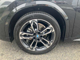 【BMWアロイホイル】軽量かつ強度に拘ったアロイホイル。走行性能ポテンシャルを引き出す設計。車の足元を引き締めてくれる大きなポイントはアロイホイルです。