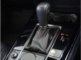 【シフトレバー】シフトもとても操作しやすいデザインになっております。運転する人の事を第一に考えた操作性の高い仕様です。
