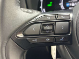運転中、オーディオの操作をしてて、ハッとしたことはありませんか?ステアリングスイッチは、運転中でもハンドルでオーディオの操作が可能です。安全なドライブをサポートします。