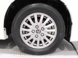 アルミホイールを装備、タイヤサイズは195/65R15です。