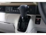 インパネシフトだから視線の移動も少なく足元もスッキリ♪運転席もゆったりしているのでゆとりを持ってドライブできますね!