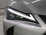 LEDヘッドランプにはアダプティブハイビームシステム「AHS」を採用。光検出カメラで車両検出をし、先行車や対向車に直接ハイビームを当てないように部分遮光します。