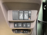 パワースライドドアの開閉はスマートキーのリモコンやドアノブは勿論、運転席側のスイッチ操作でも開閉ができ、安全・簡単です。