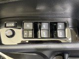 【電動格納ミラー】運転席のスイッチで、ドアミラーの開閉や角度の調整ができます。