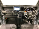 車内は光触媒抗菌消臭施工済です。インパネ周りはスタイリッシュなデザインで機能や装備も充実しています。グローブボックスやカップホルダーのほかにトレーなどたくさんの収納スペースが付いています。