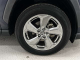 タイヤサイズは225/60R18!残り溝は5ミリ程度です!純正アルミホイール!アルミホイールに傷があります。