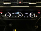 オートエアコンは左右席で独立温度コントロールが可能です。運転席はキンキンに冷やして助手席はマイルドにと言った設定が可能です☆暑さ寒さでケンカすることもなくなりますね♪