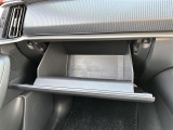 【グローブボックス】大容量のグローブボックスです!!車検証ケース他、日頃使う小物類の収納スペースもたくさんあります!