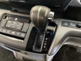 CVT車のセレクトレバーです。低速から高速まで、変速ショックのないスムーズな走りを実現するとともに、エンジン効率のよい領域を維持することで燃費にも貢献します。