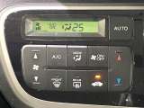 【オートエアコン】一度お好みの温度に設定すれば、車内の温度を検知し風量や温度を自動で調整。暑い&hellip;寒い&hellip;と何度もスイッチ操作をする必要はありません。快適な車内空間には必須の機能ですね♪
