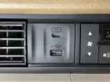 エアコン操作パネルの左側に、スマートフォンなどの充電可能なUSB端子と、音源などの外部入力の可能なUSB端子がついています。移動中に充電もできるので便利です。