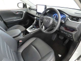 高級感のある美しいインテリアデザインの運転席です。