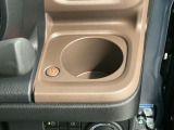 【ホッとカップホルダー】ホットドリンクをちょうどいい温度でキープしてくれる保温機能付きのカップホルダーです。冬の寒い日でも快適なドライブを♪