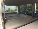 【ベッドキット】車中泊やアウトドアに便利なベッドキットを装備。荷室をフラットにできるため、休憩や長距離移動も快適です。荷物もたっぷり積載でき、仕事からレジャーまで幅広く活躍します。