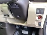 左側に高速で便利なETCがあり、また、便利な電動スライドドア、横滑りを防ぐVSAなどのスイッチは、運転席の右側、手の届きやすい位置にあります。