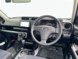 運転席まわりです。 各操作スイッチは使いやすい位置に配置されてます。