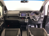 運転席は、大きな座面と包み込むような背もたれがドライバーの身体全体をしっかり支えます。上質なシート素材と座り心地のよいクッションを採用し、長時間の運転やコーナーの多い道も快適です