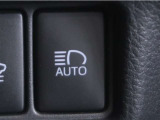オートマチックハイビームとは、先行車や対向車のライトを認識し、ハイビームとロービームを自動で切り替える機能です。夜道の視界を確保します。詳細は販売店スタッフまでお尋ね下さい。