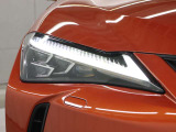 LEDヘッドランプにはアダプティブハイビームシステム「AHS」を採用。光検出カメラで車両検出をし、先行車や対向車に直接ハイビームを当てないように部分遮光します。