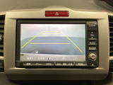 バックでの車庫入れも安心です! リアカメラが付いているバックモニター付のナビを装備しております。操作線もついており距離感も画面から確認できます。