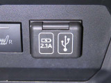 充電用USB端子とUSB端子を装備しております。