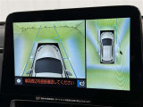 パノラミックビューモニターを装備。駐車場や交差点でクルマを真上から見るように周囲を確認できます。機能の詳細は販売店スタッフまでおたずねください。
