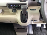 足元スッキリ、インパネシフトです。パーキングブレーキはフットブレーキタイプなので、運転席と助手席の間がスッキリしています。