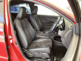 フロント広々、セパレートシートの運転席は、ハイトアジャスターが付いているので、快適にドライブができます。ハンドルはテレスコピック機能で、ハンドル位置を上・下・手前・奥に調節できます。