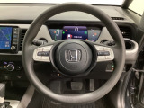 オーディオのチャンネル変更やボリュームなどの操作スイッチの他にレフトセレクターホイールがついています。中央部を指先で上下に動かすことで、マルチインフォメーション・ディスプレイの各表示が確認できます。