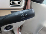 スイッチをオートに設定しておけば、車外の明るさに応じて自動的にヘッドランプを点灯・消灯します。夕暮れ時やトンネルの続く山道などを走行する時に便利なコンライトを装備しています。