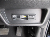 有料道路をキャッシュレスで通行できるETC車載器付きです。運転席足元に設置されています。ETCセットアップ費用は含まれておりません。別途必要となります。