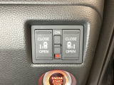 リアドアは乗り降りに便利な両側電動スライドドアです。また運転席に座っていながらスイッチ操作で自在にスライドドアを開け閉めできます。