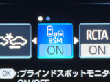 【ブラインドスポットモニター】走行中、ドアミラーの死角になりやすい箇所に後続車が接近するとサイドミラーのレンズに警告を表示!ドライバーに注意喚起をしてくれます。