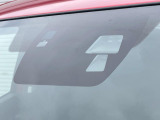 【スマートシティブレーキサポート】低速走行中に前方の車両等を認識し、衝突しそうな時は警報とブレーキで衝突回避と被害軽減をアシスト。より安全にドライブをお楽しみいただけます。