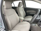 シンプルながら機能性あふれる運転席廻りです。視界性もよく、運転しやすいですよ。