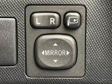 【電動格納ミラー】サイドミラーは電動格納式となっており、狭い駐車場でもキズがつくリスクを抑えられます。
