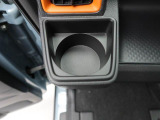 カップホルダーは運転席や助手席からちょうど手の届く位置です!!