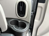 カップホルダー(運転席側)雪だるま型だから、ペットボトルを置いて小物をとなりに置くことができます。また、取手付のタンブラーにも対応できます。