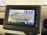 リバースギアに入れるだけで後方の表示へ切り替わります。夜間や雨の日の駐車も楽になりますよ。