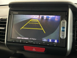 リバースギアに入れるだけで後方の表示へ切り替わります。夜間や雨の日の駐車も楽になりますよ。
